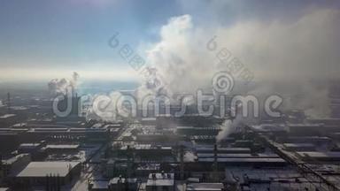 工厂烟堆的鸟瞰图-冬季<strong>炼油厂</strong>、石化或化工厂
