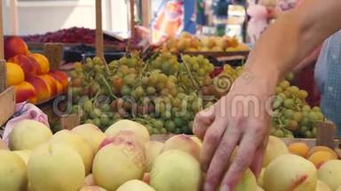 水果和蔬菜市场商店柜台上的新鲜蔬菜。 城市街头自发市场