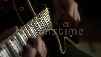 一个摇滚乐队的吉他手们用吉他、特写的手和吉他脖子演奏