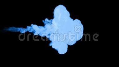 蓝色辉光墨水溶于水的三维渲染，模拟墨水注入，VFX效果与Luma哑光。 黑色5号蓝色
