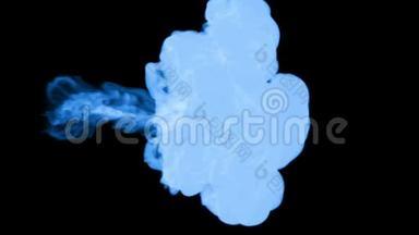蓝色辉光墨水溶于水的三维渲染，模拟墨水注入，VFX效果与Luma哑光。 蓝色，黑色4