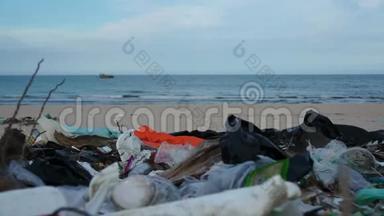 垃圾，如塑料瓶和<strong>袋子</strong>或其他垃圾在污染的海滩上。