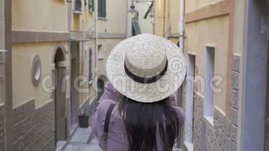美丽的年轻女子在Cinque Terre度<strong>假期</strong>间玩得很<strong>开心</strong>。 年轻的白种人游客在老街上散步