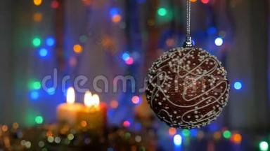 漂亮的红球.. 新年和圣诞装饰品。 燃烧蜡烛。 闪耀的加兰。 背景模糊。