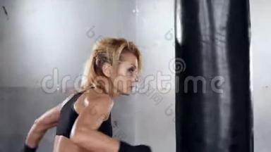 一个漂亮又健康的女人接受了跆拳道训练。