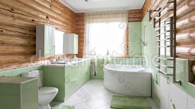 浴室在一个乡村<strong>木屋</strong>里，在山里。 有一个美丽的内部。 松<strong>木屋</strong>