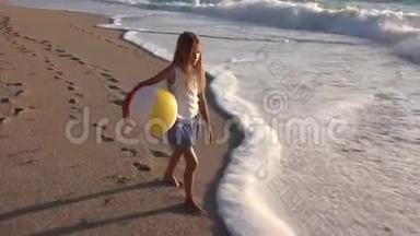 日落时分，孩子们在海滩上<strong>玩耍</strong>，快乐的孩子在<strong>海边</strong>的海浪中散步