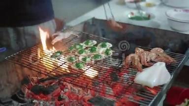 海鲜烧烤，虾和扇贝在烤架上美味的摊位食品，出售越南