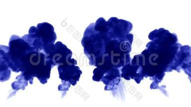 大量的孤立的蓝色墨水注入。 蓝色油漆<strong>混合</strong>在水中，以缓慢的运动射击。 使用inky背景或