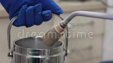液氮放置在医用低温储罐中