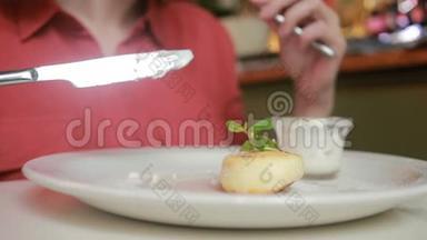 那个在咖啡馆里<strong>吃奶</strong>酪煎饼的女孩用酸<strong>奶</strong>油叉和刀。