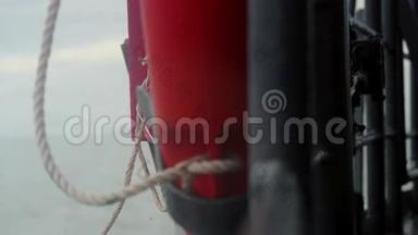 旅行者缅因州猫在笼子里漂浮在海中的一艘船上。 3840x2160，4k