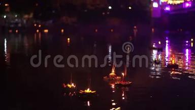 在泰国清迈举行的卢伊克拉通节，在泰国满月时在河上漂浮的<strong>花篮</strong>