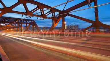 在百老汇大桥高峰时段道路交通中，从白昼到蓝时的长时间曝光灯光镜头