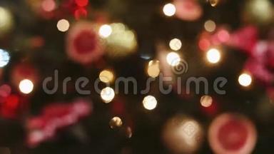 圣诞节和新年装饰。 摘要模糊的博克假日背景。 眨巴一下加兰。 圣诞树<strong>灯闪烁</strong>。