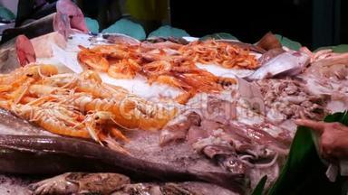 在西班牙巴塞罗那的拉波奎利亚冰场上，海鲜市场正在紧俏. 海鲜螃蟹龙虾鱿鱼虾小龙虾牡蛎