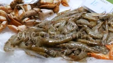 在西班牙巴塞罗那的拉波奎利亚冰场上，海鲜市场正在紧俏. 海鲜螃蟹龙虾鱿鱼虾小龙虾牡蛎
