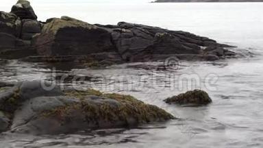 海浪拍打沙滩上的岩石