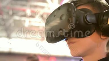 这家伙在VR耳机虚拟现实中玩游戏在一个<strong>会议活动</strong>。
