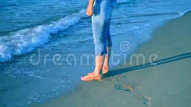 女孩站在海边，海浪拍打着她的脚