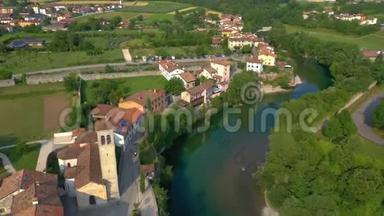 意大利乌迪内省-2019年6月：空中全景无人机俯瞰弗里乌利小镇美丽的建筑