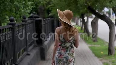 戴着帽子的漂亮年轻女人带着冰淇淋在城市里走来走去