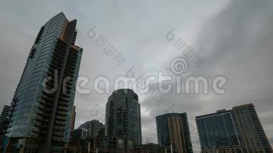 美国俄勒冈州波特兰市一个暴风雨冬天，一部快速移动的灰云在市中心<strong>高楼大厦</strong>上空的电影
