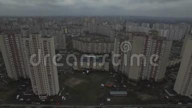 空中无人机拍摄的灰色反乌城区与相同的房屋