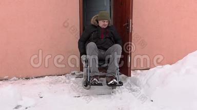坐轮椅的残疾人在<strong>门口</strong>说话