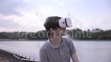 年轻的帅哥在城市里戴着虚拟现实护目镜。