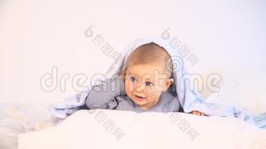 有着<strong>蓝色大眼睛</strong>和金发的婴儿在床上