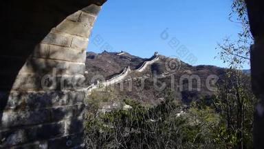 从城垛眺望长城，<strong>中国古代</strong>防御工程。