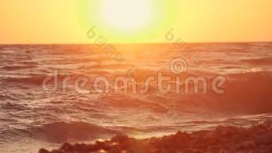 日落时海边的巨浪。 <strong>橙色</strong>太阳背景下美丽的慢动作<strong>视频</strong>
