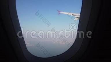 从飞机窗口观看。 菲律宾马尼拉。