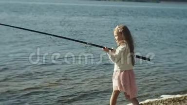 可爱的<strong>小</strong>女孩正在<strong>河边</strong>的渔船上玩鱼竿
