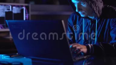黑客输入程序代码，同时进行网络犯罪，在霓虹灯下黑侵入系统防火墙