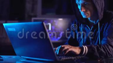 黑客输入程序代码，同时进行网络犯罪，在霓虹灯下黑侵入系统防火墙