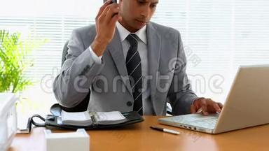 商人在他的办公桌上接电话