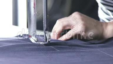 慢动作。 在一家纺织厂，蓝色裁剪了服装面料。