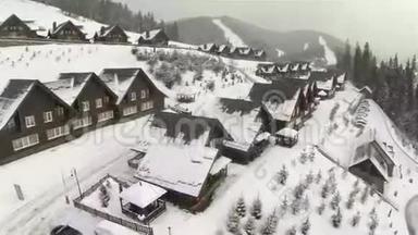 冬季山上房屋的空中拍摄