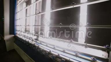 生产PVC窗玻璃的生产线.