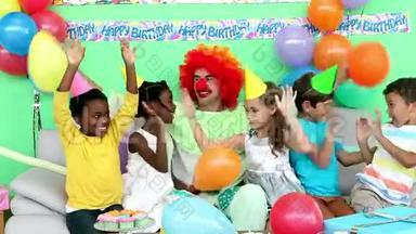可爱的孩子们和小丑一起庆祝生日