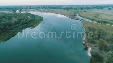 空中观景台。 飞越美丽的河流.. 空中摄影机拍摄。 景观全景。