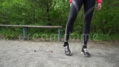 年轻的健身女子跑步前伸腿
