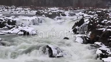 大瀑布冬季白色瀑布与雪岩-大瀑布国家公园