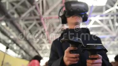这家伙在<strong>VR</strong>耳机虚拟现实中<strong>玩</strong>游戏在一个会议活动。