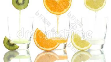 果汁橙柠檬奇异果倒入玻璃