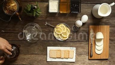 木桌上的柠檬茶和水果糖。