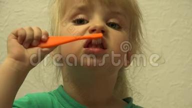 <strong>可爱</strong>的小女孩正在用牙刷清洁牙齿。 4K<strong>超</strong>高清，<strong>超</strong>高清