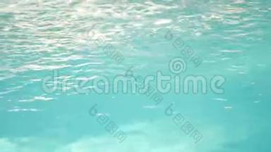 豪华度假游泳池，有美丽干净的蓝色水。 4k. 游泳池里的蓝色水